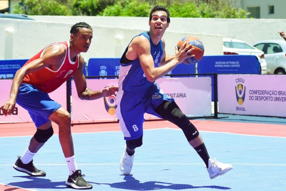 Jogadores de basquete em duelo no Jogos Brasileiros Universitários