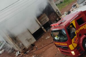 Bombeiros tentam conter chamas com viatura (Foto: BMGO - Divulgação)