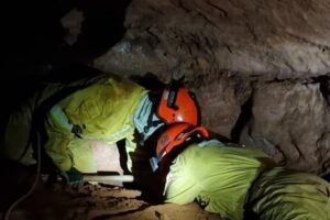 A Polícia confirmou três mortes envolvendo bombeiros civis soterrados no desabamento de uma gruta no interior de SP. (Foto: Divulgação)
