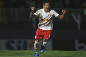 Jadsom comemora gol do Red Bull Bragantino contra o Atlético-GO