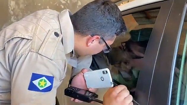 Um bombeiro de Mato Grosso usou um vídeo da Galinha Pintadinha para acalmar uma criança presa dentro de um carro na cidade de Sorriso. (Foto: reprodução)