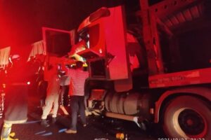 Motorista de caminhão fica ferida após colisão em Itumbiara