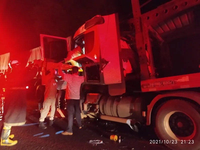 Motorista de caminhão fica ferida após colisão em Itumbiara
