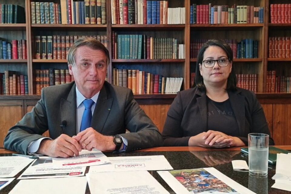 Em live, Bolsonaro defende privatização da Petrobras e diz que congelar ICMS 