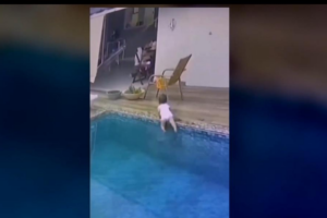 Criança entra sozinha na piscina e é resgatada pelo pai, em Matrinchã
