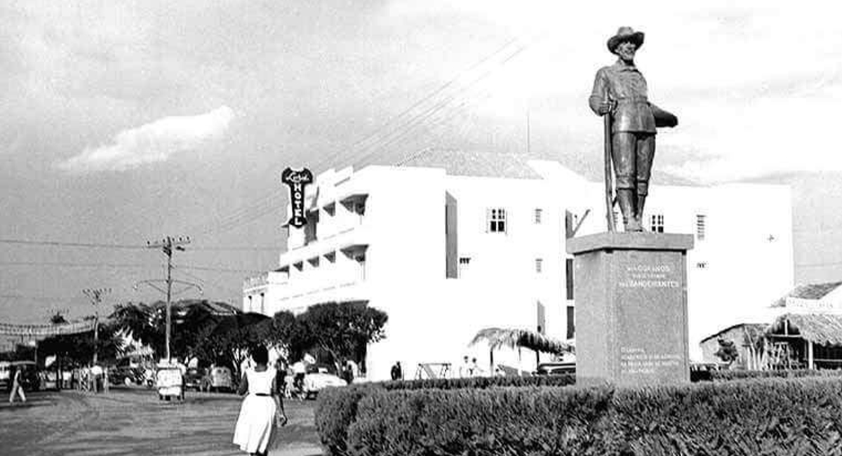 Estátua do bandeirante no cruzamento das avenidas Goiás e Anhanguera. (Foto: Hélio de Oliveira)