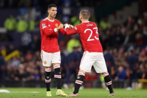 Cristiano Ronaldo cumprimenta Shaw no jogo do Manchester United
