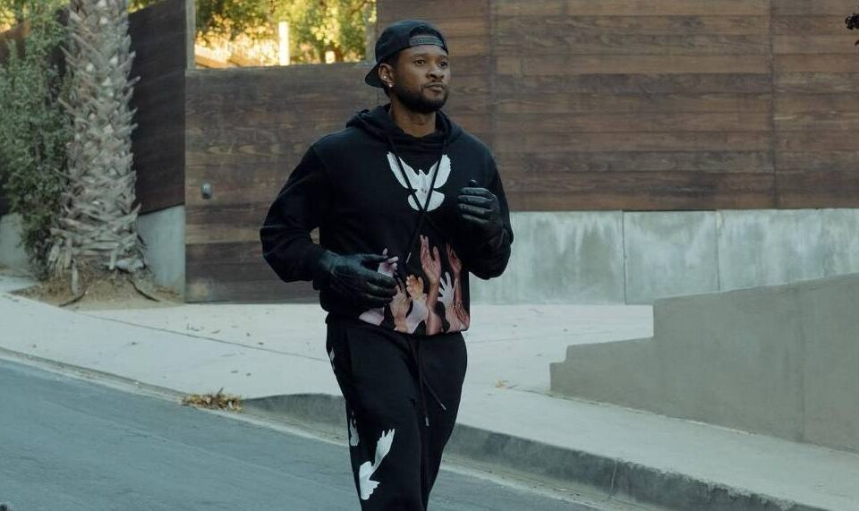 cabra "Isso é o que 43 parece para mim", escreveu o rapper. Usher sai para correr com filhotes de cabra em seu aniversário de 43 anos