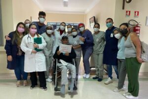 Carlos Massatoshi Higa posa com equipe do Hospital São Camilo, na Zona Norte, onde ficou internado por 191 dias devido à Covid-19