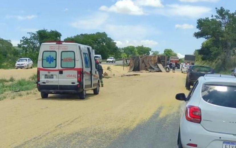 Carga de soja ficou espalhada pela pista. (Foto: Reprodução)