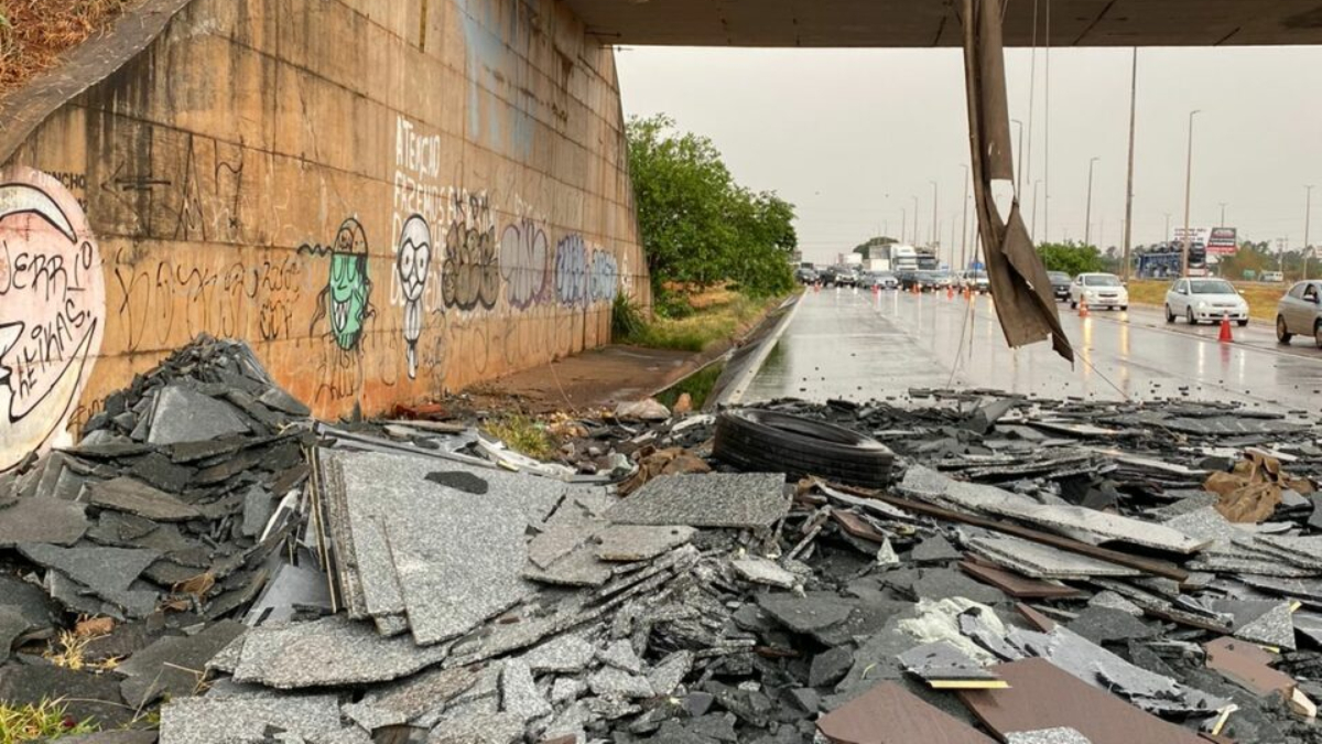 Carreta tomba em cima de viaduto e carga cai sobre pista no DF