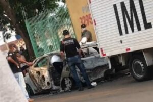 Um corpo foi encontrado carbonizado dentro de um carro, no Setor Residencial Fortaleza, em Goiânia. O caso ocorreu no início da manhã de hoje. (Foto: reprodução)