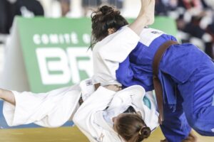 Atletas disputam uma luta de judô