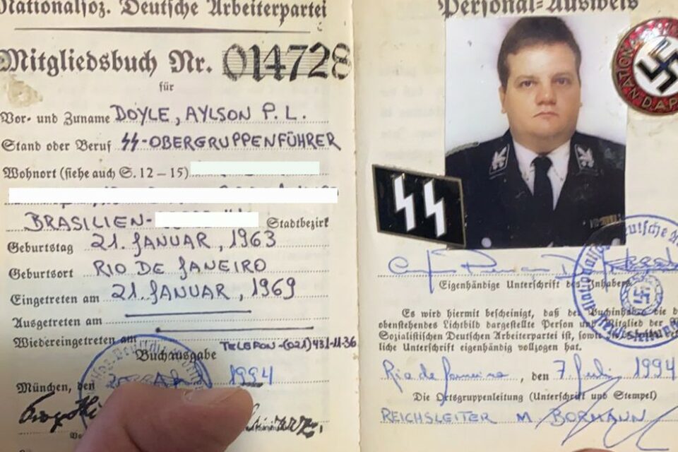 A polícia encontrou um documento da SS, a organização paramilitar ligada ao Partido Nazista, com a foto de Aylton