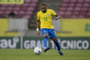 Neymar bate na bola em jogo da seleção brasileira