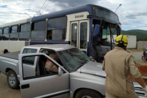 Colisão entre ônibus e caminhonete deixa um motorista ferido em Goianésia