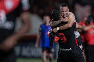 Janderson recebe abraço de Zé Roberto no gol do Atlético-GO