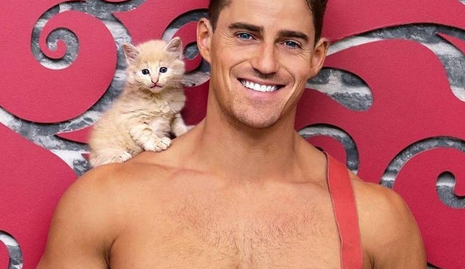 Calendário já conseguiu angariar mais de R$ 12 milhões! Bombeiros posam sem camisa e com animais em calendário: fotos