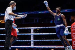 Keno Marley levanta a mão durante luta no mundial de Boxe
