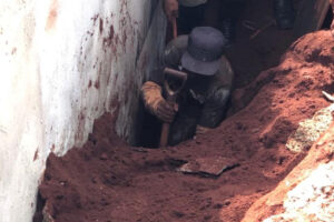 Operário é socorrido após ficar soterrado em construção em Jataí