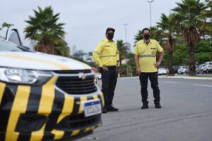 Viatura e agentes da SMM em rua de Goiânia