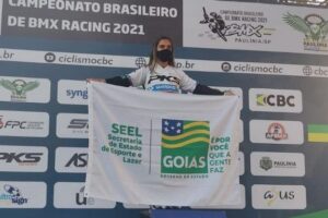 Maria Eduarda Dornelas durante pódio no Brasileiro de BMX