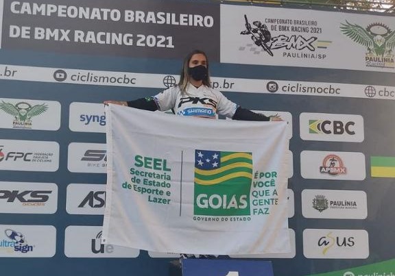 Maria Eduarda Dornelas durante pódio no Brasileiro de BMX