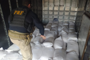 Dois homens foram presos por transportar 5 toneladas de suposto agrotóxico ilegal em Hidrolândia