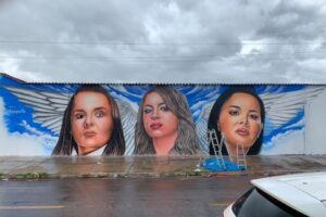 Grafiteiros homenageiam Marília Mendonça, Maiara e Maraisa, em Trindade