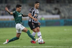 Hulk disputa bola com Gustavo Gomes em duelo entre Palmeiras e Atlético-MG