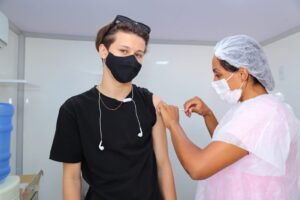 Vacinação de adolescentes prossegue, em Aparecida (Foto: Enio Medeiros - SecomAparecida)