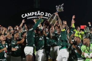 Jogadores do Palmeiras levantam a taça da Libertadores