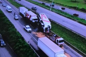 Caminhão tomba na rodovia BR-153, em Aparecida (Foto: Reprodução - TV Anhanguera)