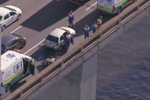 Motociclista morre após se envolver em acidente e cair da Ponte Rio-Niterói