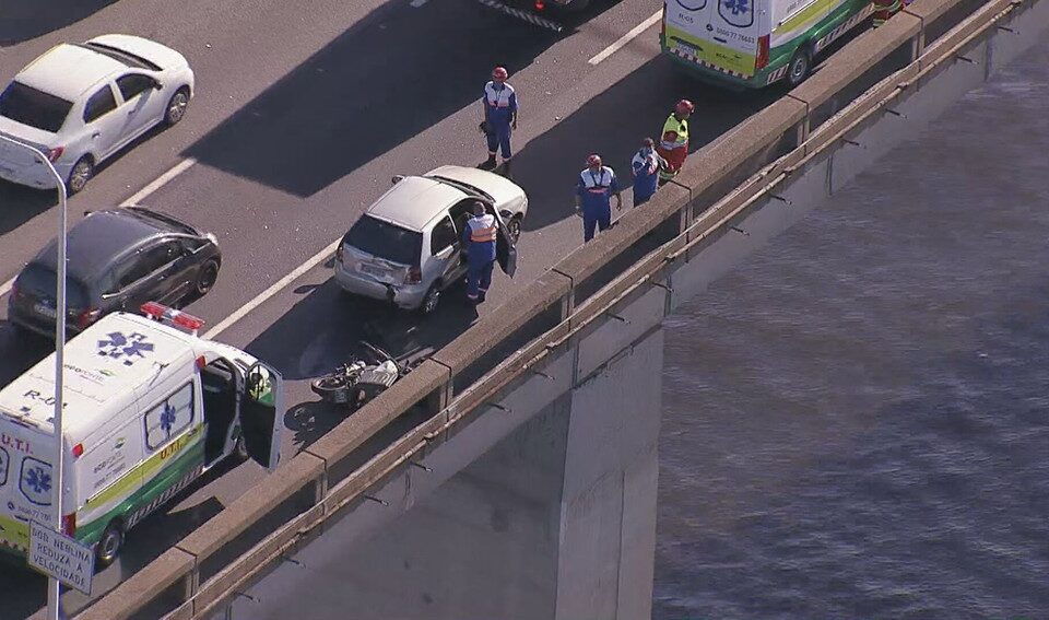 Motociclista morre após se envolver em acidente e cair da Ponte Rio-Niterói