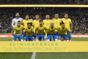 Jogadores da seleção brasileira perfilados antes de jogo das Eliminatórias