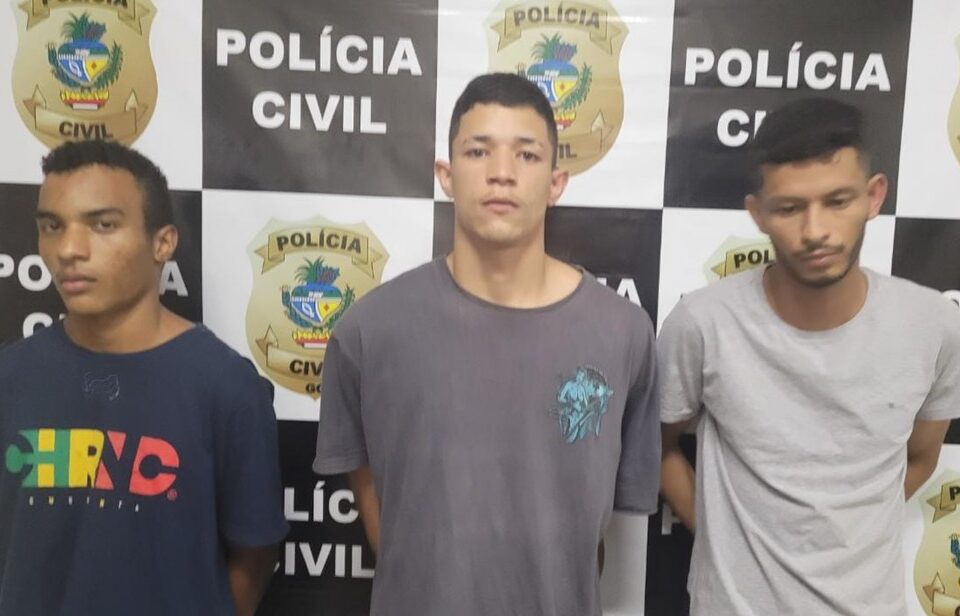 Três homens são presos suspeitos de assaltar casa e trancar três crianças em banheiro, em Abadia de Goiás