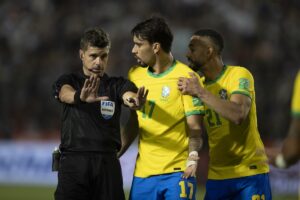 Paquetá e Matheus Cunha conversam com o árbitro de Brasil e Argentina