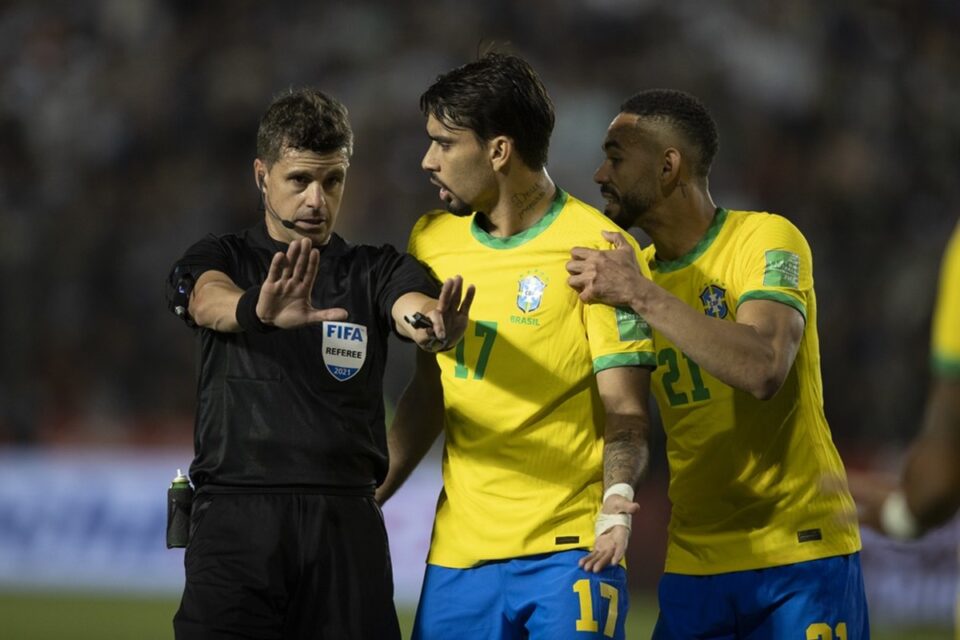 Paquetá e Matheus Cunha conversam com o árbitro de Brasil e Argentina