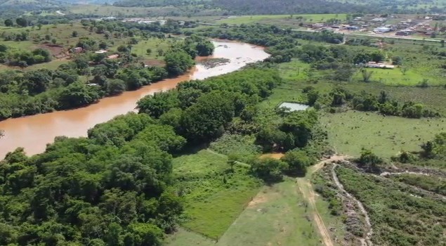 Polícia autua quatro proprietários rurais que drenavam lagoas naturais e brejos em Goiás (Foto: Polícia Civil)
