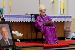 Dom Washington Cruz celebra missa de sétimo dia de Iris Rezende em Goiânia