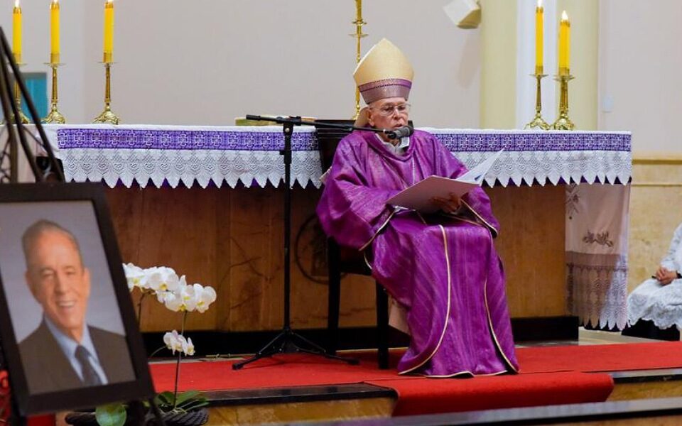 Dom Washington Cruz celebra missa de sétimo dia de Iris Rezende em Goiânia