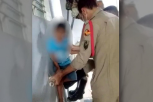 Criança fica com a perna presa no corrimão de casa em Goiânia