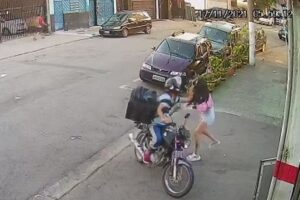 Motociclista tenta roubar bolsa de mulher e é agredido por pedestres em SP