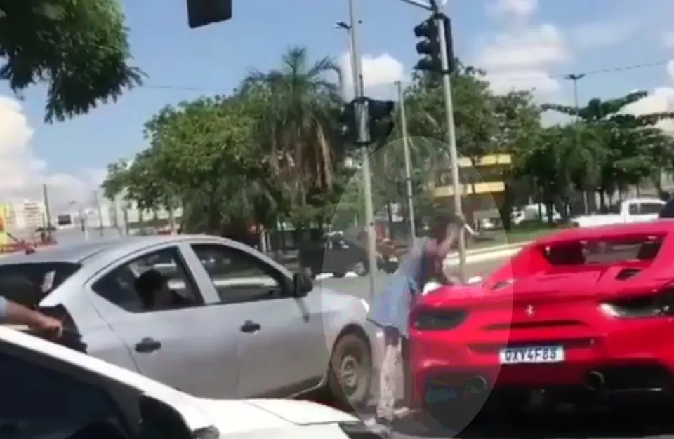 Mulher fura Ferrari após motorista falar que não tinha dinheiro para doar