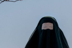 Talibã proíbe novelas com atrizes no Afeganistão e obriga jornalistas a usar véu (Foto: Reprodução - Twitter)