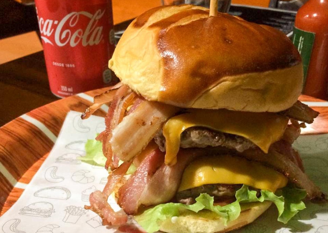hambúrguer com bacon duplo, burguer bovino, cheddar e salada do Impérium Burger, opção de hambúrguer artesanal em Aparecida de Goiânia