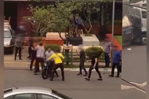 Prefeitura de Goiânia diz que agente de trânsito agredido por motociclista sofreu violência psicológica