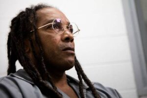 Homem negro condenado injustamente há 43 anos é libertado nos EUA