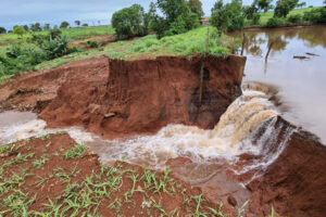 Represa rompe e danifica ponte na cidade de Goiatuba